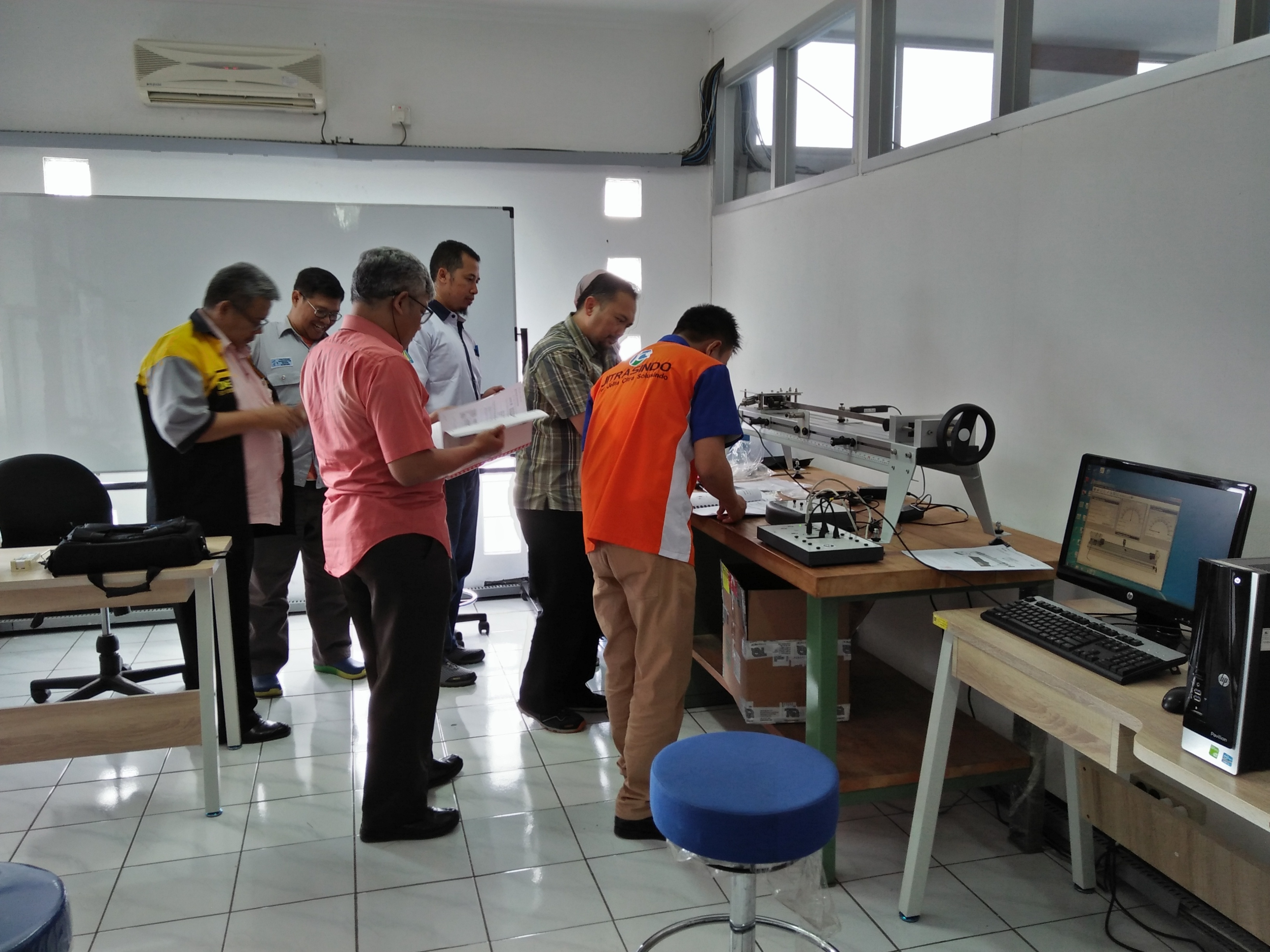 Euler Buckling Apparatus at the Polytechnic Manufacturing Bandung